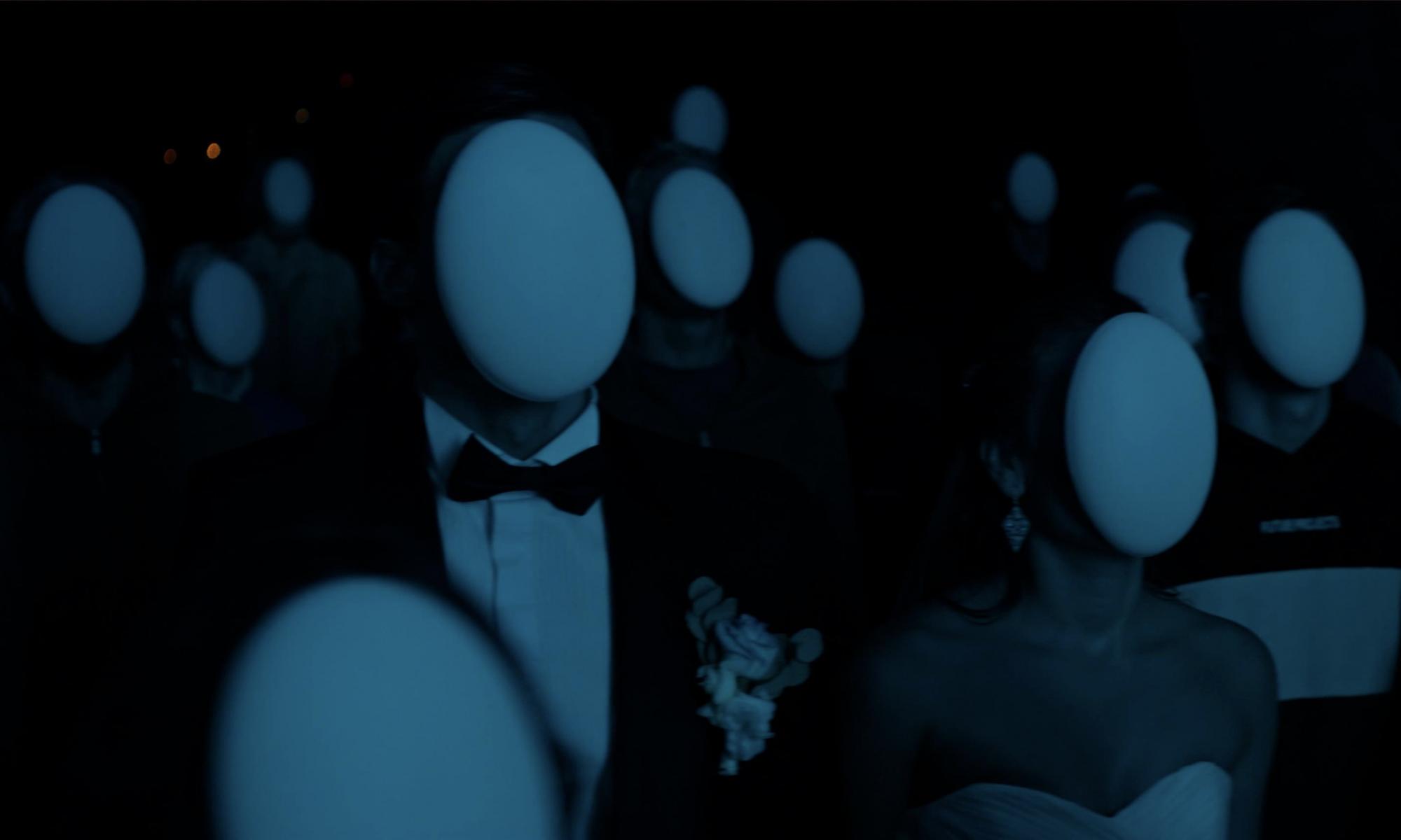 Люди в білих масках: як інкогніто-артист Харфанг поставив на вуха всю країну